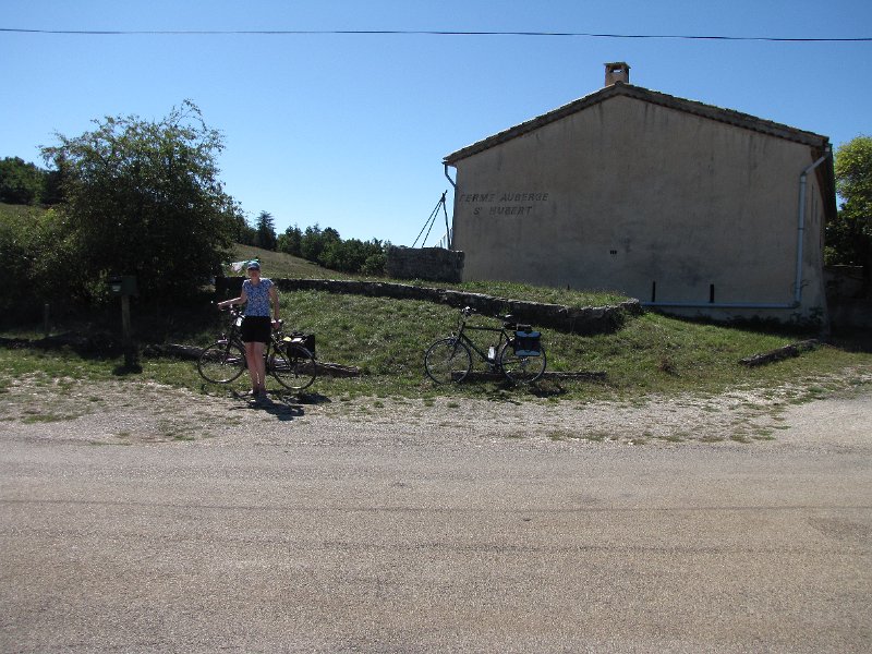 frouwkje bij st hubert.jpg - Een foto gemaakt bij St Hubert, het hoogste punt van de lange weg richting Monieux.